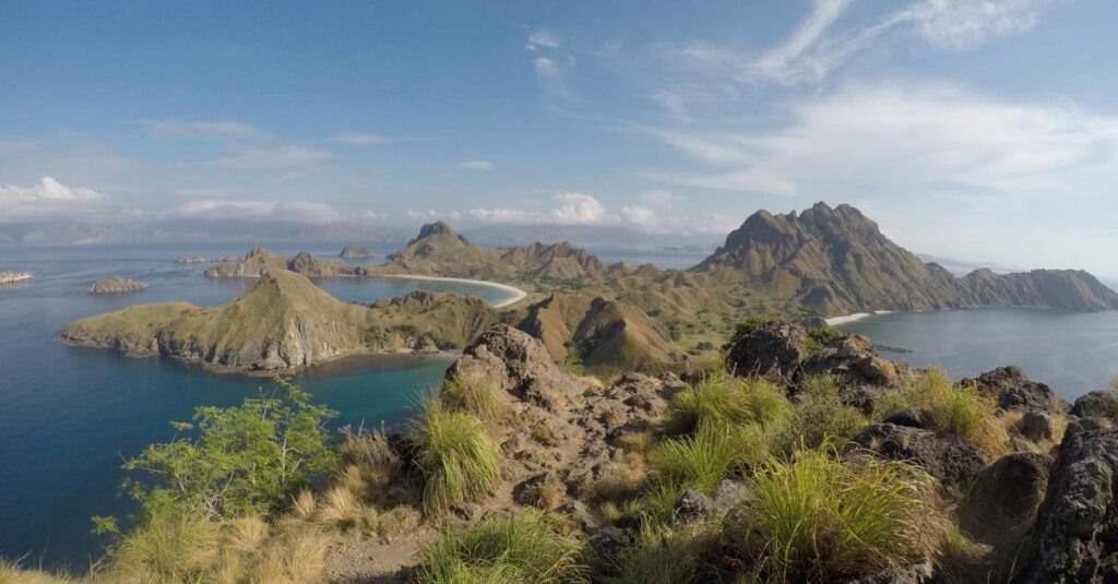 Padar Island (Komodo) à deux : le guide concret pour atteindre le panorama sans se cramer A stunning aerial view of Padar Island's unique landscape in Komodo National Park, Indonesia.