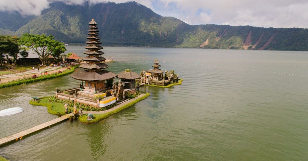Visiter Pura Segara Ulun Danu Batur en couple : le temple au bord du lac (sans jouer les touristes pressés) A stunning aerial view of Pura Ulun Danu Bratan Temple situated by a serene lake in the highlands of Bali, Indonesia.