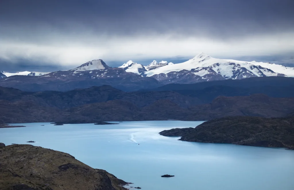 A stunning view of a lake framed by snow-capped mountains in Chilean Patagonia.