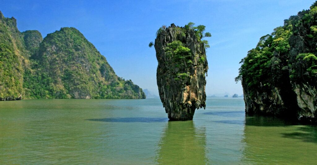 James Bond Island en couple : le plan concret dans la baie de Phang Nga (sans se cramer ni se ruiner) A stunning view of James Bond Island in Thailand's Phang Nga Bay with clear blue skies.