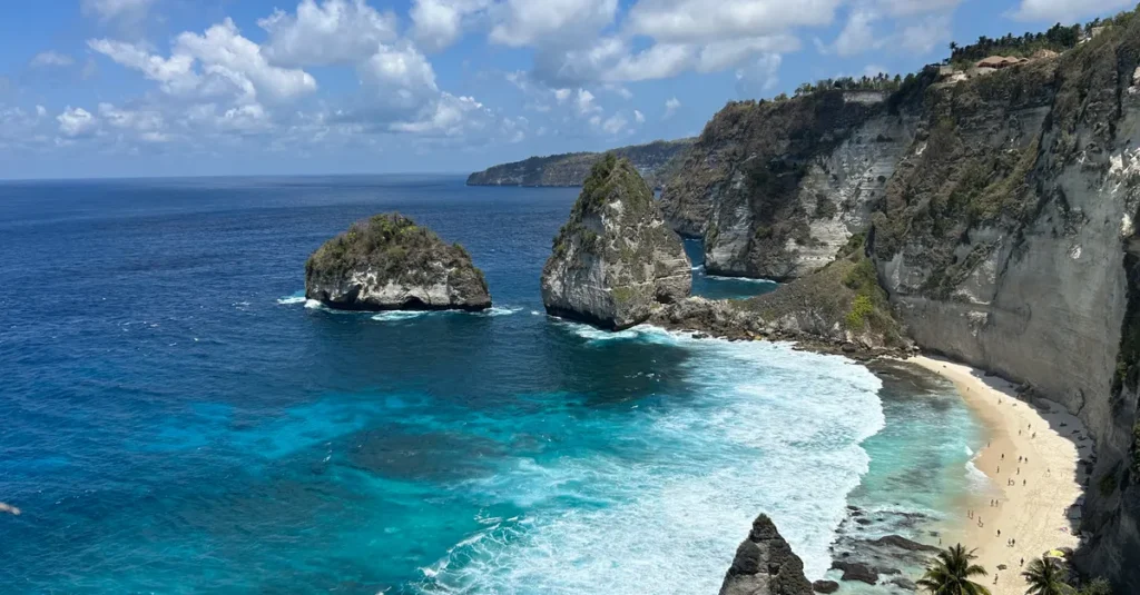 Pandan Beach à Nusa Penida en couple : le guide concret de la plage cachée (et le chemin depuis Crystal Beach) Aerial view of breathtaking beach and cliffs at Nusa Penida, Bali, Indonesia.