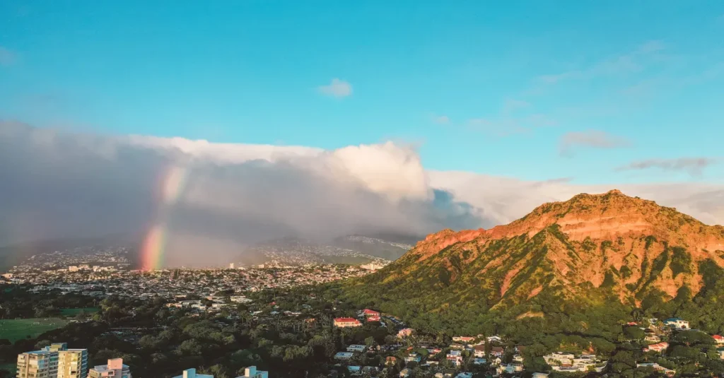 Tantalus Lookout à Honolulu en couple : le guide concret pour le sunset, les arc-en-ciel et sans marathon Aerial view of Honolulu with Rainbow and Diamond Head in the backdrop.