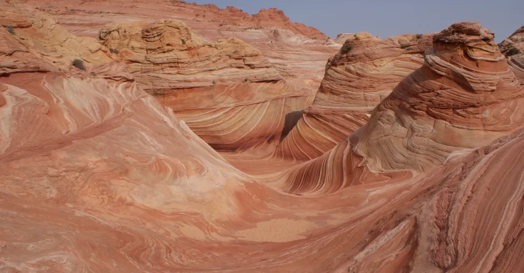 Zebra Slot Canyon à deux (Escalante) : la rando courte, serrée… et carrément magique Beautiful sandstone formations at The Wave in Utah's Kanab region with clear skies.