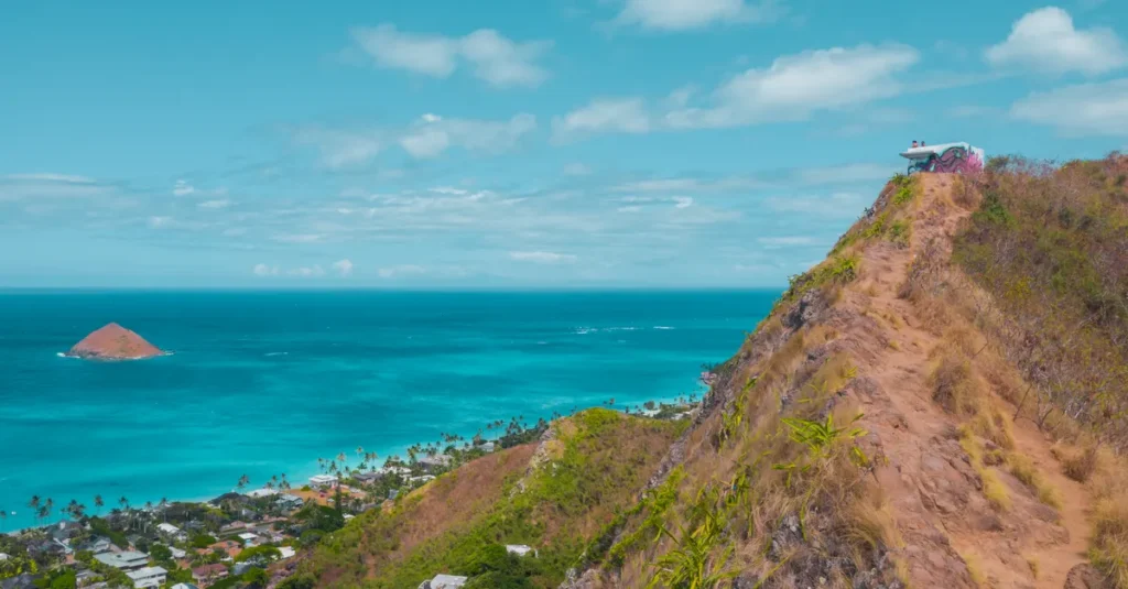 Oʻahu à deux : les meilleures randos (vraies) sans se cramer, pièges inclus Breathtaking aerial view of Lanikai coastline with vibrant ocean and rugged hill.