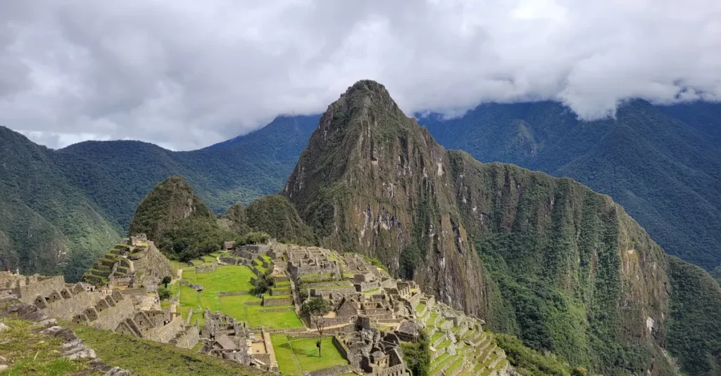 Huayna Picchu en couple : le guide concret pour grimper les “stairs of death” sans vous cramer Breathtaking panoramic view of Machu Picchu, nestled in the Andes mountains of Peru.
