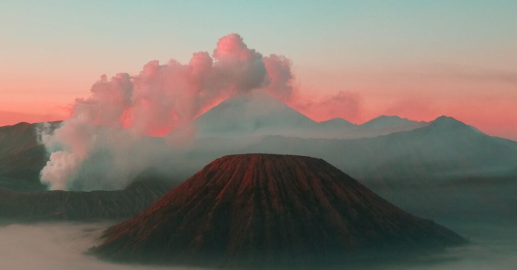 Mount Dukono à deux : la rando volcanique (vraiment) pratico-pratique à Maluku Breathtaking sunrise over Mount Bromo with mist and clouds in East Java.