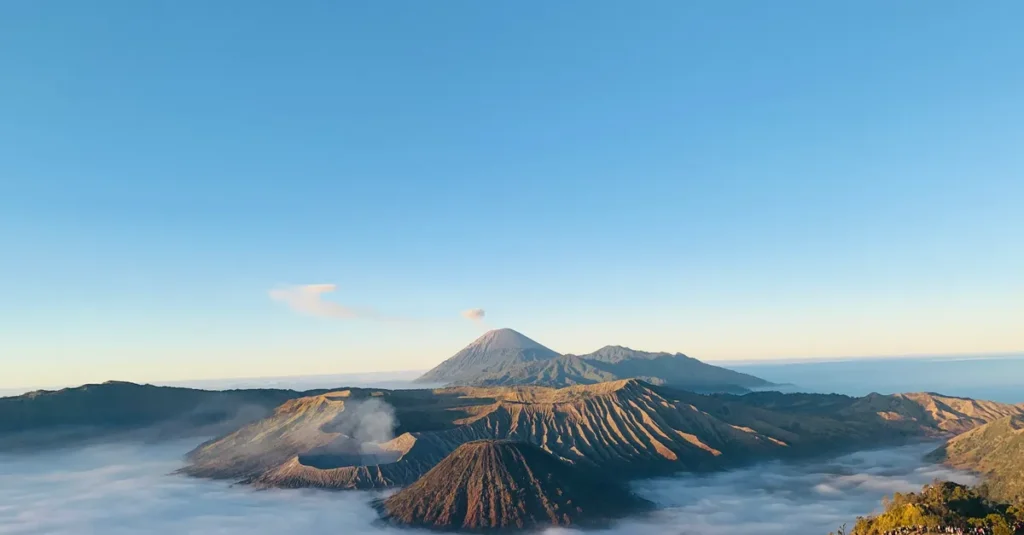 Indonésie à deux : volcans au petit matin, cascades à vous couper le souffle (guide concret) Breathtaking view of Mount Bromo at sunrise enveloped in mist, showcasing natural beauty.