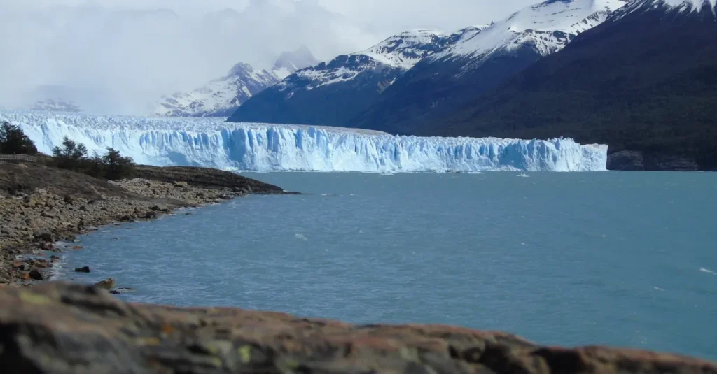 Glacier Huemul en couple depuis El Chaltén : le guide concret pour voir les lacs émeraude sans marathon Breathtaking view of Perito Moreno Glacier with snowy mountains and blue lake in a winter landscape.