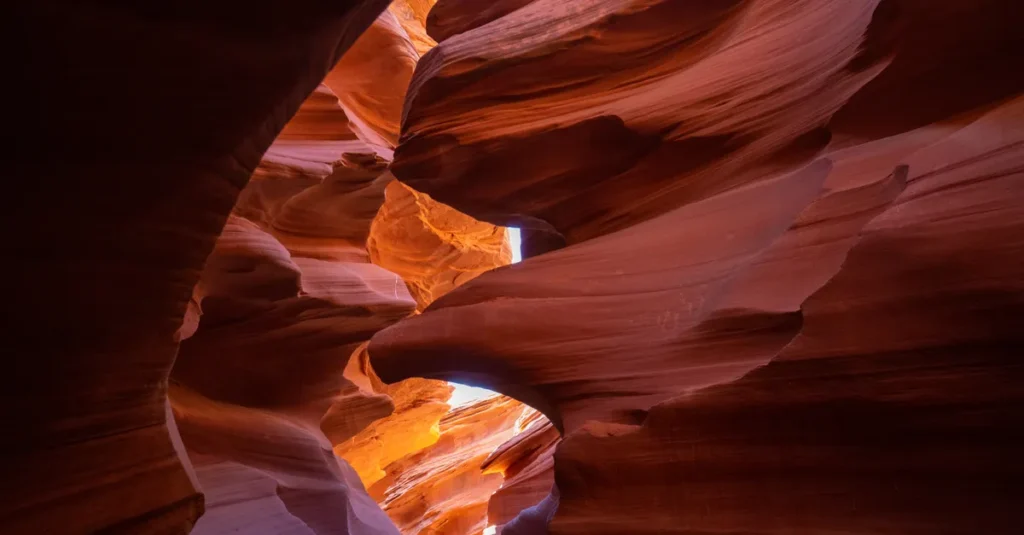 Antelope Canyon à deux : Upper, Lower ou X… le vrai choix sans piège Capture of Antelope Canyon's dramatic sandstone formations with natural light streaming through.