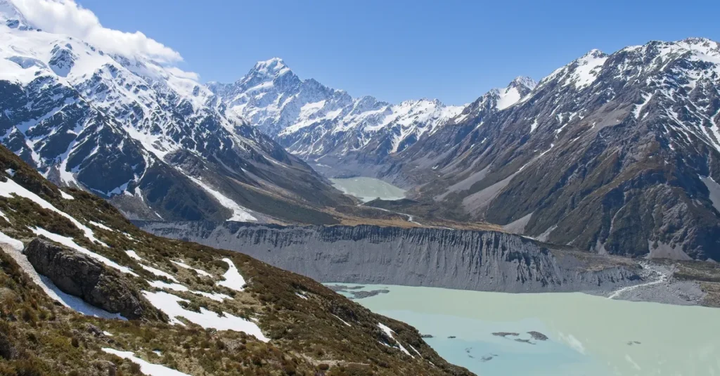 Hooker Valley Track en couple : le guide concret pour voir les “lacs émeraude” sans transformer ça en marathon Experience the breathtaking Mount Cook landscape, showcasing snow-capped peaks and glacial lakes in New Zealand's Hooker Valley.
