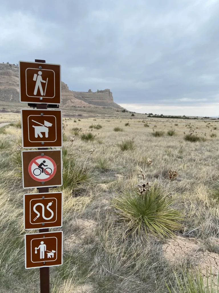 Explore Scottsbluff NE trails with detailed hiking and pet-friendly signs.