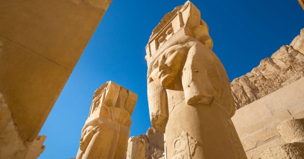 Visiter le temple d’Hatchepsout à Louxor en couple : le guide concret (timing, navette, pièges) Explore the ancient architecture of the Mortuary Temple of Hatshepsut, a historical marvel in Egypt.