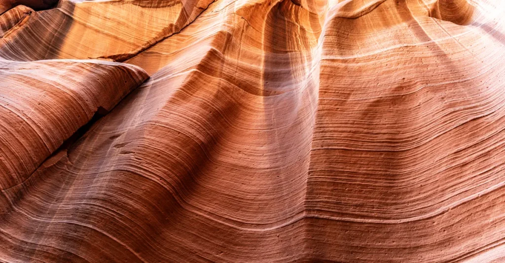 Antelope Canyon X à deux : le spot moins bondé, plus chill (et vraiment photogénique) Explore the intricate sandstone formations and textures in Arizona's famous Antelope Canyon.
