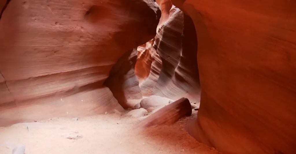 Red Hollow Slot Canyon à deux (Orderville, Utah) : la rando courte, rouge et zen qui fait kiffer Explore the mesmerizing red rock formations of Antelope Canyon, captured in stunning detail.