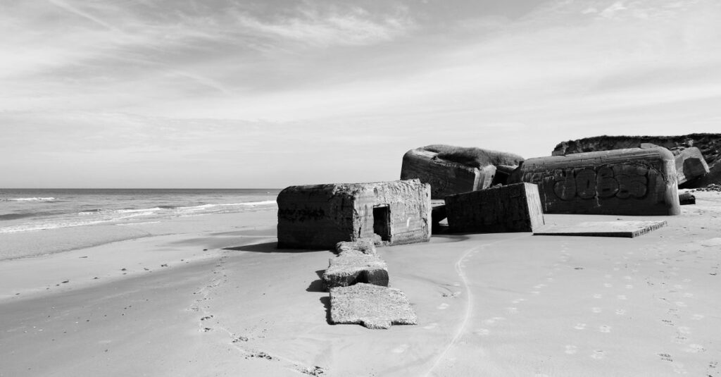 Pink Pillbox Hike à O‘ahu à deux : la rando “boîte rose” qui fait le job (sans cardio inutile) Monochrome view of a World War II bunker on a deserted Danish beach.