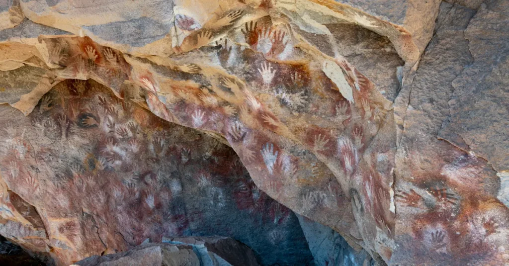 Leang Leang & Rammang Rammang à deux : le guide concret pour voir l’art pariétal sans se cramer Rock art depicting ancient handprints on cave walls in Santa Cruz, Argentina.