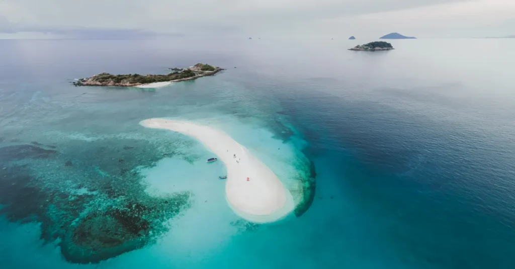 Koh Nang Yuan à deux : le point de vue iconique de Koh Tao, sans vous cramer (ni vous faire confisquer l’eau) Stunning aerial photo of tropical islands and sandbar with clear blue water.
