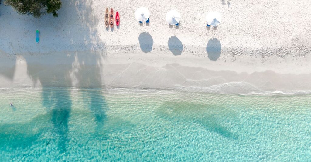 Pulau Banyak en couple : le guide concret pour une parenthèse Robinson sans vous cramer Stunning aerial view of a tropical beach with white sand and turquoise waters, perfect for a seaside escape.