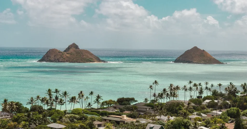 Lanikai Pillbox Hike en couple (O‘ahu) : le guide concret pour viser le coucher de soleil sans se cramer Stunning aerial view of Lanikai Beach with Mokulua Islands in the background, Oahu, Hawaii.