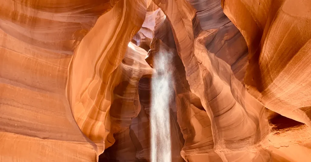 Upper Antelope Canyon à deux : le spot des light beams… à visiter sans se faire piéger Stunning sandstone formations and light beams at Upper Antelope Canyon.