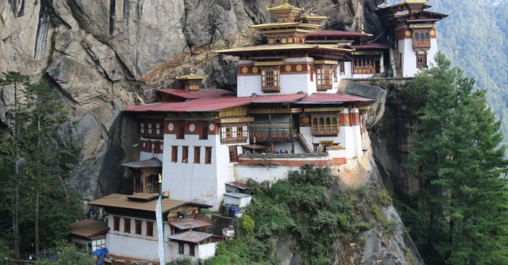 Tiger’s Nest en couple au Bhoutan : le guide concret (Paro, rythme, point de vue & pièges à éviter) Stunning view of Paro Taktsang, Tiger's Nest Monastery, perched on a Bhutanese cliff.