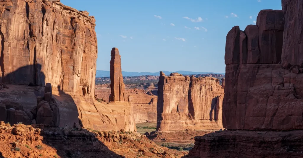 Tower Arch en couple (Arches National Park) : le guide concret pour voir l’arche sans se cramer Stunning view of towering sandstone formations under a clear blue sky in Arches National Park, Utah.