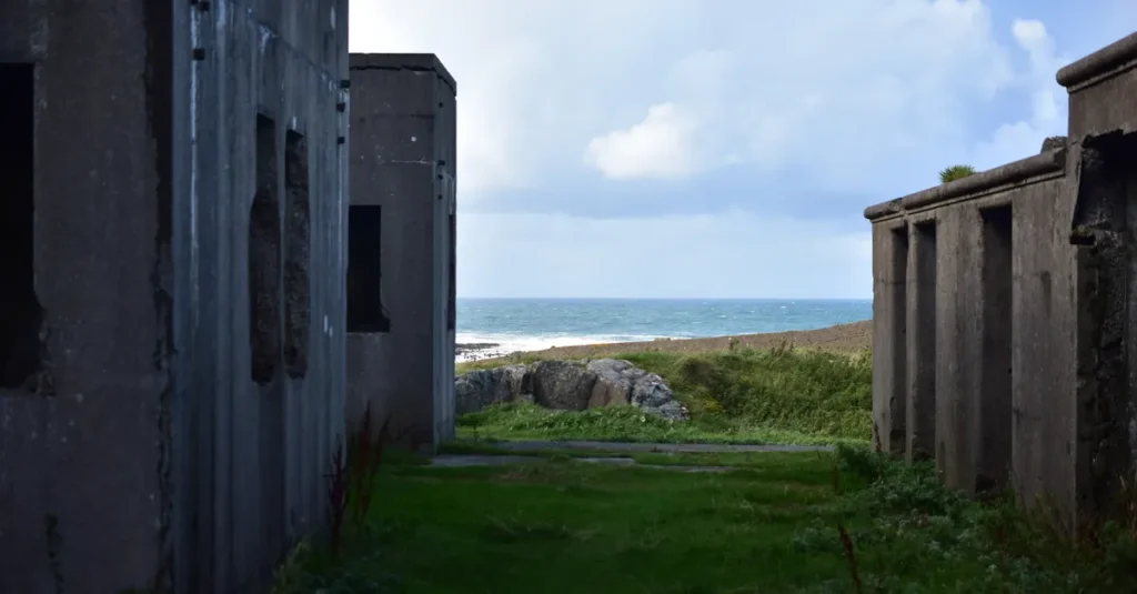 Oʻahu à deux : les pillbox hikes WWII qui offrent de vrais spots, sans cardio inutile World War era bunker on Donegal coastline with ocean view, capturing Ireland's rich history and scenic landscape.