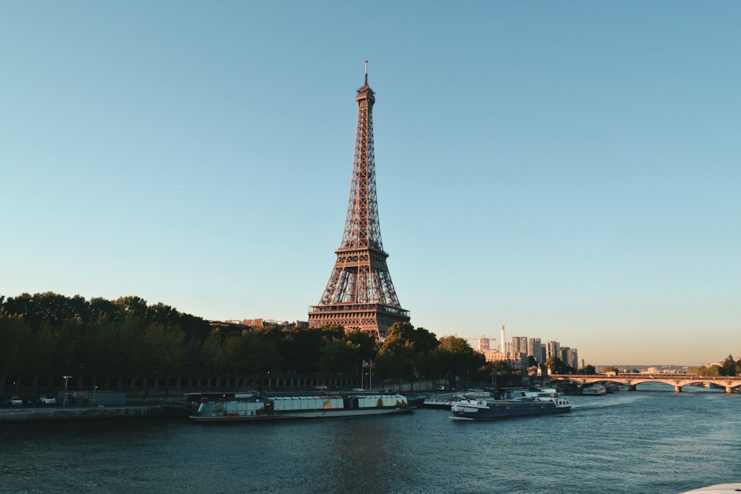 Surtourisme et tourisme durable : Défis et opportunités